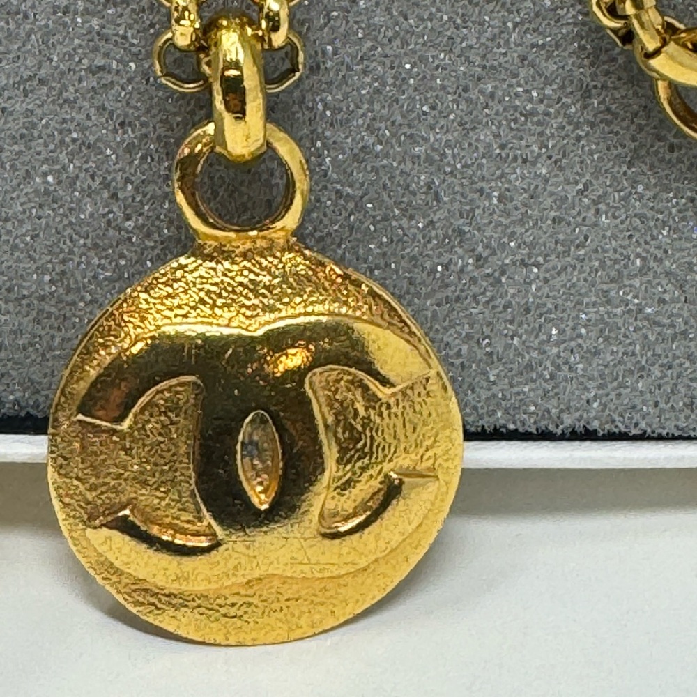 💯 Authentic Chanel Vintage Round CC Mark Pendant Necklace Gold Toned - Picture 2 of 6